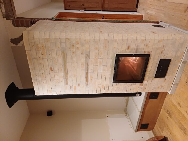 Poêle de masse L avec petit banc chauffant - Etape 1