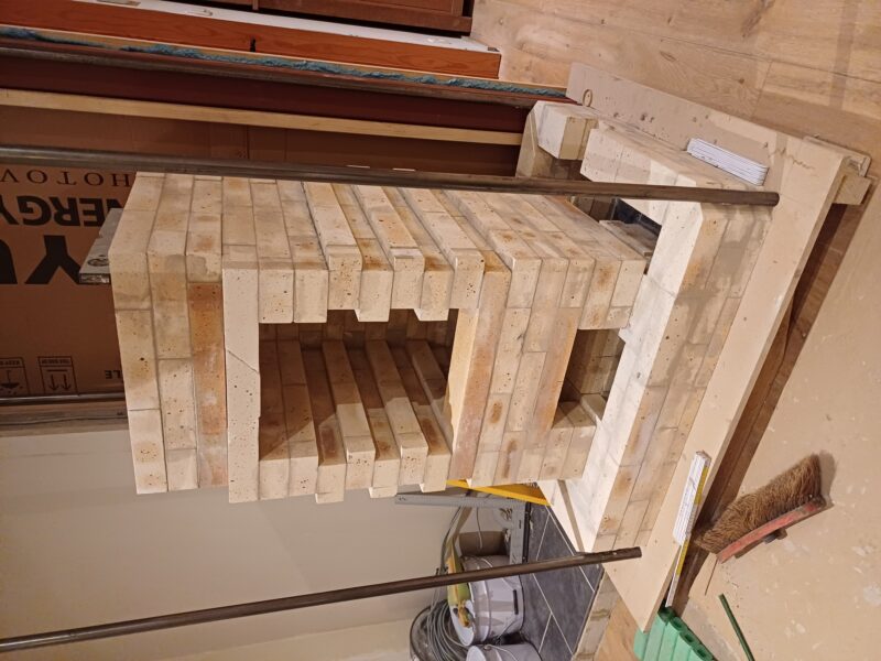 Poêle de masse L avec petit banc chauffant - Etape 2