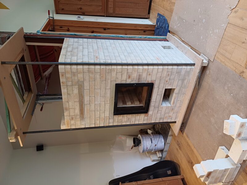 Poêle de masse L avec petit banc chauffant - Etape 3