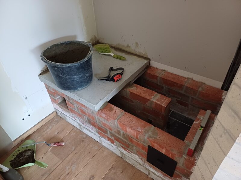 Poêle de masse L avec petit banc chauffant - Etape 4